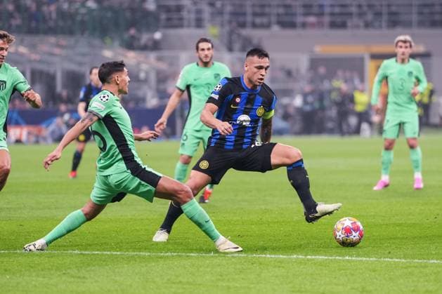 MILAN, ITALY FEBRUARY 20 Lautaro Martinez of Inter R against Koke of Atletico de Madrid L during the UEFA Champions League 2023 24 round of 16 first leg match between FC Internazionale and AtlÃ tico Madrid at Stadio Giuseppe Meazza on February 20, 2024 in Milan, Italy Milan Stadio Giuseppe Meazza Italy Copyright: xJustPictures.ch JarixPestelaccix jp-en-EuSpIm-JPH08108-20240220