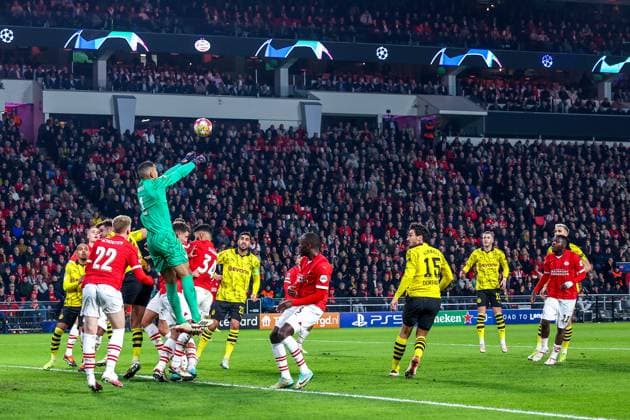 EINDHOVEN, 20-02-2024, Philips Stadium, UEFA Champions League season 2023 24, match between PSV and Borussia Dortmund, PSV goalkeeper Walter Benitez PSV - Borussia Dortmund  x24344642x Copyright:
