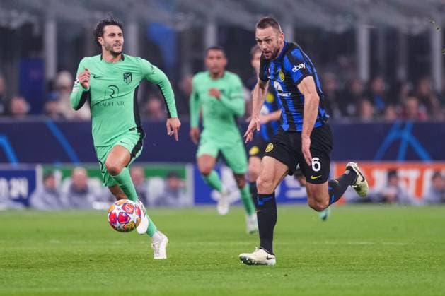 MILAN, ITALY FEBRUARY 20 Stefan de Vrij of Inter R against Jose Maria Gimenez of Atletico de Madrid L during the UEFA Champions League 2023 24 round of 16 first leg match between FC Internazionale and AtlÃ tico Madrid at Stadio Giuseppe Meazza on February 20, 2024 in Milan, Italy Milan Stadio Giuseppe Meazza Italy Copyright: xJustPictures.ch JarixPestelaccix jp-en-EuSpIm-JPH08918-20240220