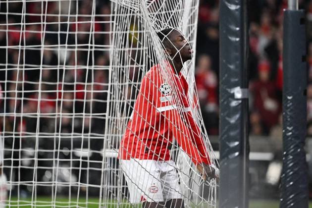 240220 UEFA CL Round of 16 PSV Eindhoven - Borussia Dortmund Johan Bakayoko of PSV looks dejected during a football game between PSV Eindhoven and Borussia Dortmund during the 1st leg of the Round of 16 in the UEFA Champions League 2023 - 2024 competition on February 20, 2024 in Eindhoven, The Netherlands. (Photo by Maarten Straetemans Isosport) EINDHOVEN The Netherlands  Copyright: xx 440817