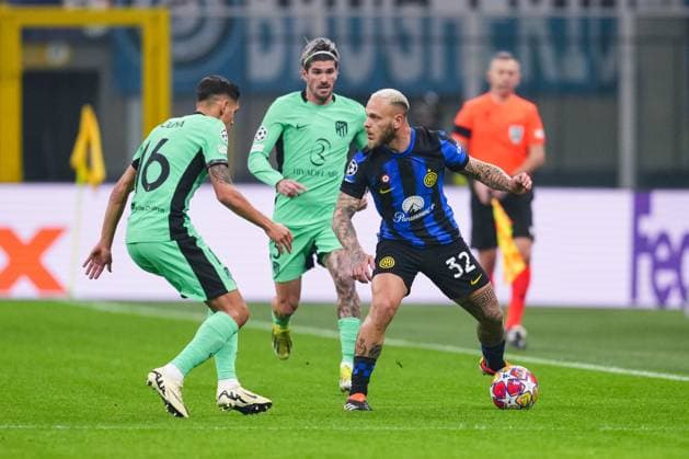 MILAN, ITALY FEBRUARY 20 Federico Dimarco of Inter R against Rodrigo De Paul of Atletico de Madrid C and Nahuel Molina of Atletico de Madrid L during the UEFA Champions League 2023 24 round of 16 first leg match between FC Internazionale and AtlÃ tico Madrid at Stadio Giuseppe Meazza on February 20, 2024 in Milan, Italy Milan Stadio Giuseppe Meazza Italy Copyright: xJustPictures.ch JarixPestelaccix jp-en-EuSpIm-JPH08841-20240220