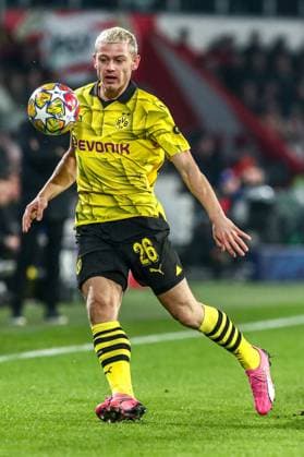 Julian Ryerson Borussia Dortmund BVB, 26 on the ball, in action, single action, NLD, PSV Eindhoven vs Borussia Dortmund BVB, UEFA Champions League 2023 24 Round of 16, first leg, 20 02 2024, NLD, PSV Eindhoven vs Borussia Dortmund BVB, UEFA Champions League 2023 24 Round of 16, first leg, 20 02 2024, photo Eibner Pressefoto Gabriel Boia EIndhoven Copyright: xEibner-Pressefoto GabrielxBoiax EP_EER