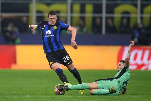 FC Internazionale v Club Atletico de Madrid - UEFA Champions League Benjamin Pavard of FC Internazionale is tackled by Saul of Club Atletico de Madrid during the UEFA Champions League football match between FC Internazionale and Club Atletico de Madrid. Milan Italy Copyright: xNicolòxCampox