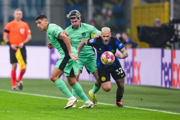 MILAN, ITALY FEBRUARY 20 Federico Dimarco of Inter R against Rodrigo De Paul of Atletico de Madrid C and Nahuel Molina of Atletico de Madrid L during the UEFA Champions League 2023 24 round of 16 first leg match between FC Internazionale and AtlÃ tico Madrid at Stadio Giuseppe Meazza on February 20, 2024 in Milan, Italy Milan Stadio Giuseppe Meazza Italy Copyright: xJustPictures.ch JarixPestelaccix jp-en-EuSpIm-JPH08846-20240220