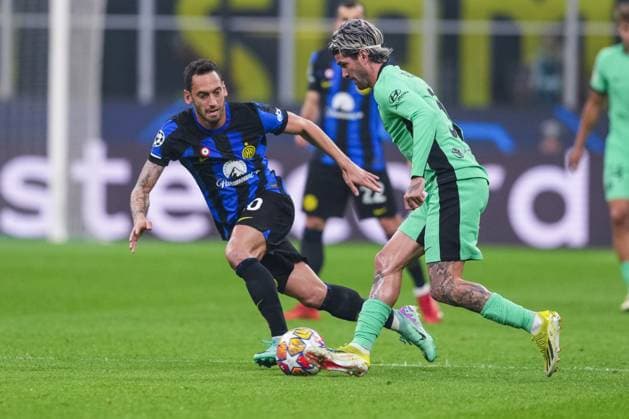 MILAN, ITALY FEBRUARY 20 Rodrigo De Paul of Atletico de Madrid R against Hakan Calhanoflu of Inter L during the UEFA Champions League 2023 24 round of 16 first leg match between FC Internazionale and AtlÃ tico Madrid at Stadio Giuseppe Meazza on February 20, 2024 in Milan, Italy Milan Stadio Giuseppe Meazza Italy Copyright: xJustPictures.ch JarixPestelaccix jp-en-EuSpIm-JPH08959-20240220