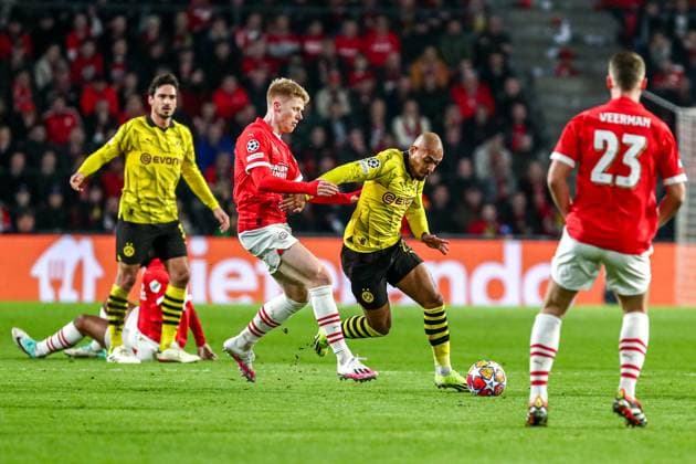 Donyell Malen Borussia Dortmund BVB, 21 in duel against Jerdy Schouten PSV Eindhoven, 22 , NLD, PSV Eindhoven vs Borussia Dortmund BVB, UEFA Champions League 2023 24 Round of 16, first leg, 20 02 2024, NLD, PSV Eindhoven vs Borussia Dortmund BVB, UEFA Champions League 2023 24 Round of 16, first leg, 20 02 2024, photo Eibner Pressefoto Gabriel Boia EIndhoven Copyright: xEibner-Pressefoto GabrielxBoiax EP_EER
