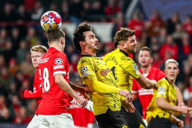Mats Hummels Borussia Dortmund BVB, 15 in duel against Olivier Boscagli PSV Eindhoven, 18 , NLD, PSV Eindhoven vs Borussia Dortmund BVB, UEFA Champions League 2023 24 Round of 16, first leg, 20 02 2024, NLD, PSV Eindhoven vs Borussia Dortmund BVB, UEFA Champions League 2023 24 Round of 16, first leg, 20 02 2024, Photo Eibner Pressefoto Gabriel Boia EIndhoven Copyright: xEibner-Pressefoto GabrielxBoiax EP_EER