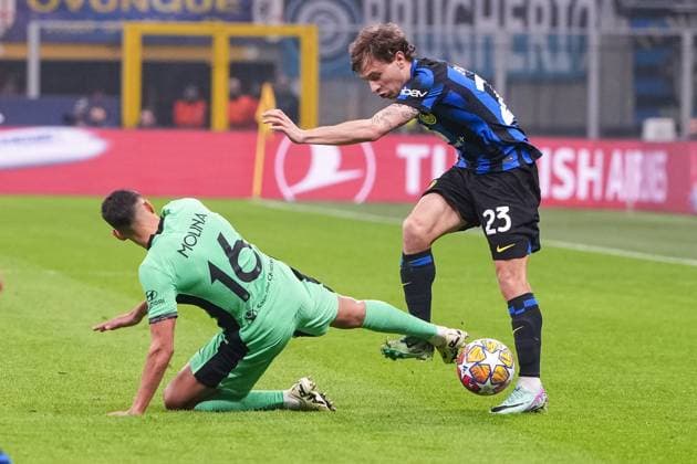 MILAN, ITALY FEBRUARY 20 Nicolo Barella of Inter R fights for the ball with Nahuel Molina of Atletico de Madrid L during the UEFA Champions League 2023 24 round of 16 first leg match between FC Internazionale and AtlÃ tico Madrid at Stadio Giuseppe Meazza on February 20, 2024 in Milan, Italy Milan Stadio Giuseppe Meazza Italy Copyright: xJustPictures.ch JarixPestelaccix jp-en-EuSpIm-JPH08066-20240220