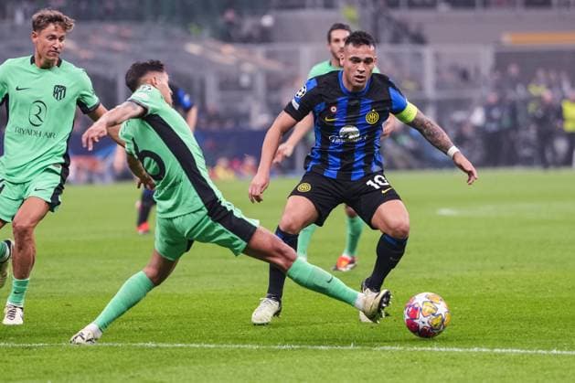 MILAN, ITALY FEBRUARY 20 Lautaro Martinez of Inter R fights for the ball with Koke of Atletico de Madrid L during the UEFA Champions League 2023 24 round of 16 first leg match between FC Internazionale and AtlÃ tico Madrid at Stadio Giuseppe Meazza on February 20, 2024 in Milan, Italy Milan Stadio Giuseppe Meazza Italy Copyright: xJustPictures.ch JarixPestelaccix jp-en-EuSpIm-JPH08106_1-20240220