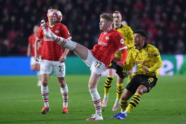 Soccer Champions League round of 16 PSV Eindhoven Borussia Dortmund on 20 02 2024 at Philips Stadion in Eindhoven Jerdy Schouten Eindhoven , left Jadon Sancho Dortmund , right xRx