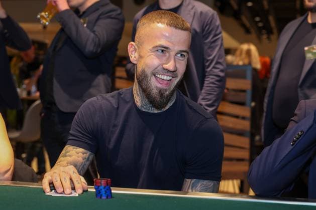Sport Themen der Woche KW08 Sport Bilder des Tages Niklas Dorsch 30 (FC Augsburg) am Pokertisch, FC Augsburg Casino Night, Fussball, 1. Bundesliga, 20.02.2024 Augsburg Bayern Deutschland *** Niklas Dorsch 30 FC Augsburg at the poker table, FC Augsburg Casino Night, Football, 1 Bundesliga, 20 02 2024 Augsburg Bayern Germany Copyright: xkolbert-press ChristianxKolbertx