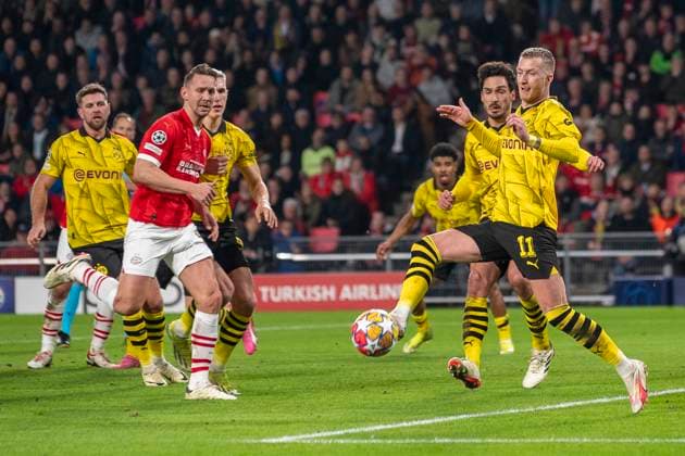 Marco Reus Borussia Dortmund 09, 11 carries the ball out of the penalty area Football UEFA Champions League, Season 2023 2024, Round of 16, Round 1 of 2, PSV Eindhoven Borussia Dortmund on 20 02 2024 at Phillips Stadium in Eindhoven Photo Kirchner Media TH Copyright: xKirchner-Media THx