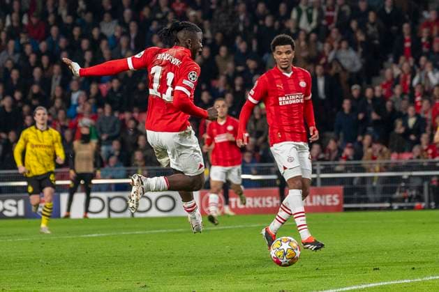 Johan Bakayoko PSV Eindhoven, 11 takes the ball directly but misses Malik Tillman PSV Eindhoven, 10 Football UEFA Champions League, 2023 2024 season, round of 16, round 1 of 2, PSV Eindhoven Borussia Dortmund on 20 02 2024 at Phillips Stadium in Eindhoven Photo Kirchner Media TH Copyright: xKirchner-Media THx