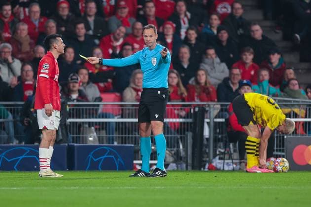 20 02 2024, Football, Season 2023 2024, UEFA Champions League, Round of 16, Round 1, PSV Eindhoven Borussia Dortmund, Referee Srdjan Jovanovic shows Hirving Lozano PSV Eindhoven the yellow card, Eindhoven Philips Stadium North Brabant Netherlands xRHR PHOTO ENx Copyright: DennisxEwert RHR-FOTOx RHR-FOTO DE
