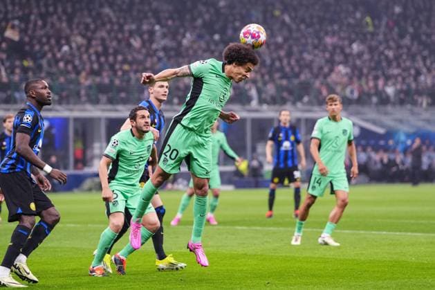 MILAN, ITALY FEBRUARY 20 Axel Witsel of Atletico de Madrid heads the ball during the UEFA Champions League 2023 24 round of 16 first leg match between FC Internazionale and AtlÃ tico Madrid at Stadio Giuseppe Meazza on February 20, 2024 in Milan, Italy Milan Stadio Giuseppe Meazza Italy Copyright: xJustPictures.ch JarixPestelaccix jp-en-EuSpIm-JPH08008-20240220