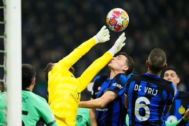 FC Internazionale v Atletico Madrid: Round of 16 First Leg - UEFA Champions League 2023 24 Jan Oblak goalkeeper of Atletico de Madrid and Slovenia and Benjamin Pavard Centre-Back of Inter and France compete for the ball during the UEFA Champions League 2023 24 round of 16 first leg match between FC Internazionale and Atletico Madrid at Stadio Giuseppe Meazza on February 20, 2024 in Milan, Italy. Milan Italy  Copyright: xJosexBretonx originalFilename:breton-fcintern240220_np65w.jpg