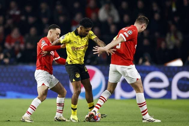 EINDHOVEN - (l-r) Sergino Dest of PSV Eindhoven, Ian Maatsen of Borussia Dortmund, Luuk de Jong of PSV Eindhoven during the UEFA Champions League last 16 match between PSV Eindhoven and Borussia Dortmund at the Phillips Stadium on February 20, 2024 in Eindhoven, Netherlands. ANP MAURICE VAN STEEN UEFA Champions League 2023 24 2023 2024 xVIxANPxSportx xxANPxIVx 491639016 originalFilename: 491639016.jpg