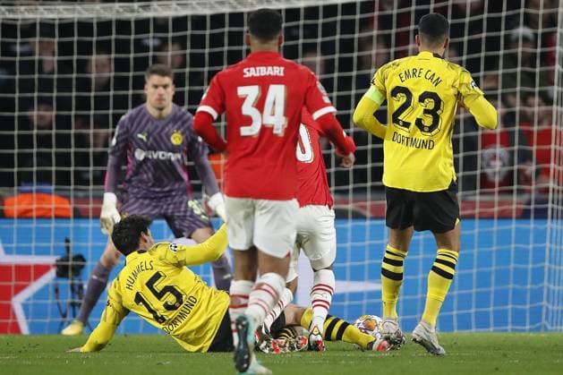 EINDHOVEN - (l-r) sliding Mats Hummels of Borussia Dortmund, Ismael Saibari of PSV Eindhoven, Malik Tillman of PSV Eindhoven Emre Can of Borussia Dortmund during the UEFA Champions League eighth final match between PSV Eindhoven and Borussia Dortmund at the Phillips stadium on February 20, 2024 in Eindhoven, Netherlands. ANP Hollandse Hoogte Bart Stoutjesdijk UEFA Champions League 2023 24 2023 2024 xVIxANPxSportx xBartxStoutjesdijkxIVx 491639274 originalFilename: 491639274.jpg