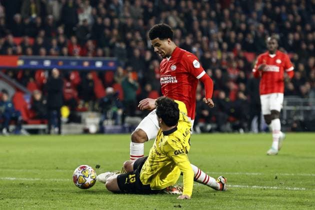 EINDHOVEN - (l-r) Mats Hummels of Borussia Dortmund, Malik Tillman of PSV Eindhoven during the UEFA Champions League round of 16 match between PSV Eindhoven and Borussia Dortmund at the Phillips stadium on February 20, 2024 in Eindhoven, Netherlands. ANP MAURICE VAN STEEN UEFA Champions League 2023 24 2023 2024 xVIxANPxSportx xxANPxIVx 491639297 originalFilename: 491639297.jpg