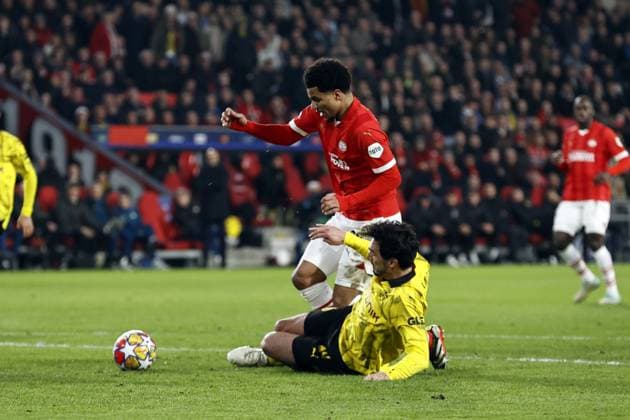Sport Bilder des Tages EINDHOVEN - (l-r) Mats Hummels of Borussia Dortmund, Malik Tillman of PSV Eindhoven during the UEFA Champions League round of 16 match between PSV Eindhoven and Borussia Dortmund at the Phillips stadium on February 20, 2024 in Eindhoven, Netherlands. ANP MAURICE VAN STEEN UEFA Champions League 2023 24 2023 2024 xVIxANPxSportx xxANPxIVx 491639326 originalFilename: 491639326.jpg