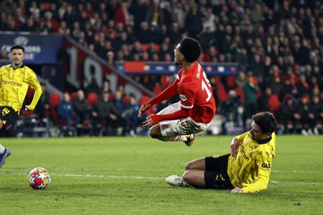 EINDHOVEN - (l-r) Mats Hummels of Borussia Dortmund, Malik Tillman of PSV Eindhoven during the UEFA Champions League last 16 match between PSV Eindhoven and Borussia Dortmund at the Phillips stadium on February 20, 2024 in Eindhoven, Netherlands. ANP MAURICE VAN STEEN UEFA Champions League 2023 24 2023 2024 xVIxANPxSportx xxANPxIVx 491639346 originalFilename: 491639346.jpg