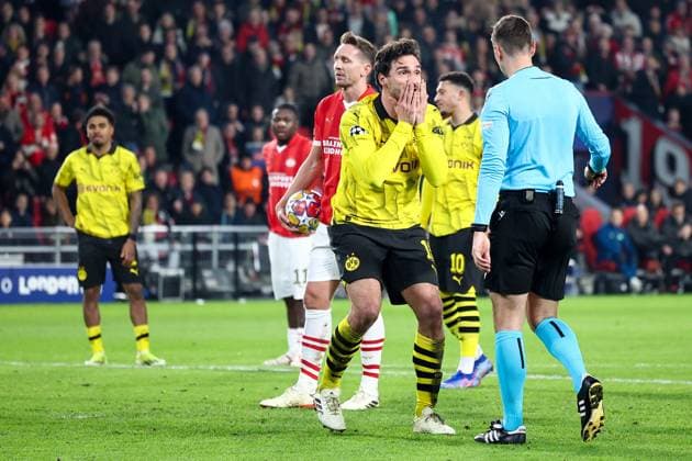 Sport Bilder des Tages EINDHOVEN, 20-02-2024, Philips Stadium, UEFA Champions League season 2023 24, match between PSV and Borussia Dortmund, protest to Referee Srdjan Jovanovic when he gives PSV a penalty PSV - Borussia Dortmund  x24344900x Copyright: