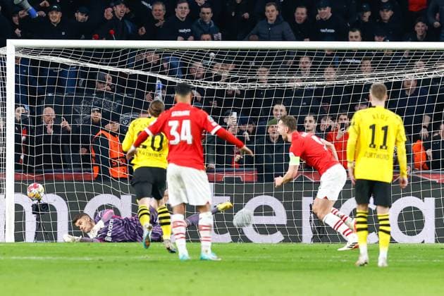 EINDHOVEN, 20-02-2024, Philips Stadium, UEFA Champions League season 2023 24, match between PSV and Borussia Dortmund, PSV player Luuk de Jong scores the 1-1 PSV - Borussia Dortmund  x24344906x Copyright: