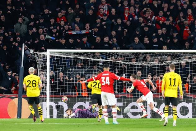 EINDHOVEN, 20-02-2024, Philips Stadium, UEFA Champions League season 2023 24, match between PSV and Borussia Dortmund, PSV player Luuk de Jong scores the 1-1 PSV - Borussia Dortmund  x24344907x Copyright: