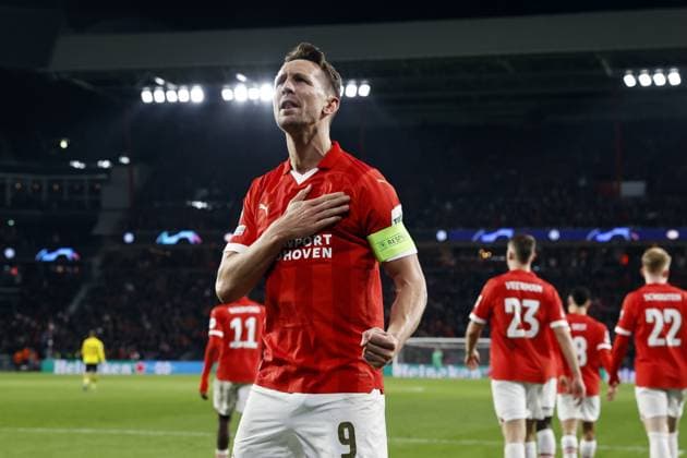 EINDHOVEN - Luuk de Jong of PSV Eindhoven celebrates the 1-1 during the UEFA Champions League round of 16 match between PSV Eindhoven and Borussia Dortmund at the Phillips stadium on February 20, 2024 in Eindhoven, Netherlands. ANP MAURICE VAN STEEN UEFA Champions League 2023 24 2023 2024 xVIxANPxSportx xxANPxIVx 491639507 originalFilename: 491639507.jpg