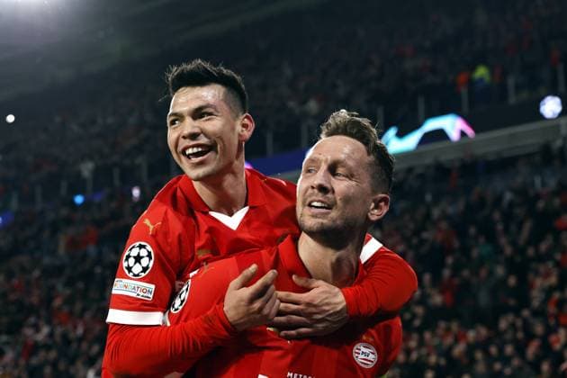 EINDHOVEN - (l-r) Hirving Lozano of PSV Eindhoven, Luuk de Jong of PSV Eindhoven celebrate the 1-1 during the UEFA Champions League round of 16 match between PSV Eindhoven and Borussia Dortmund at the Phillips stadium on February 20, 2024 in Eindhoven, Netherlands. ANP MAURICE VAN STEEN UEFA Champions League 2023 24 2023 2024 xVIxANPxSportx xxANPxIVx 491639586 originalFilename: 491639586.jpg