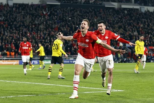 EINDHOVEN - (l-r) Luuk de Jong of PSV Eindhoven, Hirving Lozano of PSV Eindhoven celebrate the 1-1 during the UEFA Champions League round of 16 match between PSV Eindhoven and Borussia Dortmund at the Phillips stadium on February 20, 2024 in Eindhoven, Netherlands. ANP MAURICE VAN STEEN UEFA Champions League 2023 24 2023 2024 xVIxANPxSportx xxANPxIVx 491639736 originalFilename: 491639736.jpg