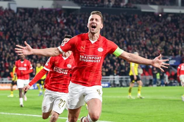 EINDHOVEN, 20-02-2024, Philips Stadium, UEFA Champions League season 2023 24, match between PSV and Borussia Dortmund, PSV player Luuk de Jong scores the 1-1 PSV - Borussia Dortmund  x24344945x Copyright: