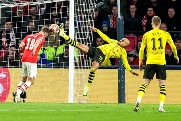 Bilder des Jahres 2024, Sport 02 Feburar Sport Themen der Woche KW08 Sport Bilder des Tages EINDHOVEN, 20-02-2024, Philips Stadium, UEFA Champions League season 2023 24, match between PSV and Borussia Dortmund, PSV player Olivier Boscagli and Borussia Dortmund player Donyell Malen PSV - Borussia Dortmund  x24344958x Copyright: