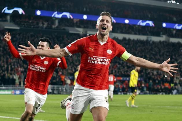 EINDHOVEN - (l-r) Luuk de Jong of PSV Eindhoven, Hirving Lozano of PSV Eindhoven celebrate the 1-1 during the UEFA Champions League round of 16 match between PSV Eindhoven and Borussia Dortmund at the Phillips stadium on February 20, 2024 in Eindhoven, Netherlands. ANP MAURICE VAN STEEN UEFA Champions League 2023 24 2023 2024 xVIxANPxSportx xxANPxIVx 491639927 originalFilename: 491639927.jpg