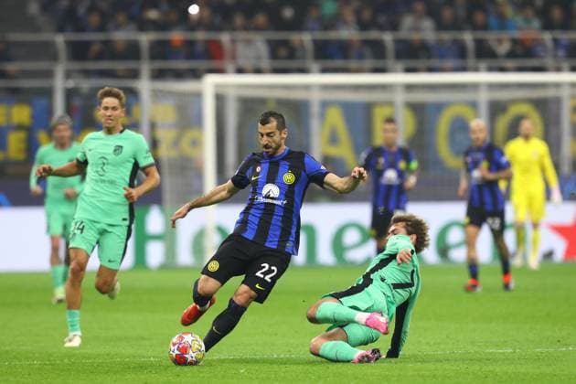 February 20, 2024, Milan, Lombardy, Italy: ANTOINE GRIEZMANN of Atletico Madrid aerial slide tackles in the UEFA Champions League Round of 16 first leg game between Inter Milan and Atletico Madrid at Stadio Giuseppe Meazza in Milan, Italy Milan Italy - ZUMAc179 20240220_zep_c179_010 Copyright: xMickaelxChavetx