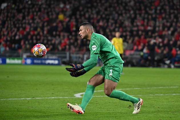 240220 UEFA CL Round of 16 PSV Eindhoven - Borussia Dortmund Walter Benitez of PSV pictured in action with the ball during a football game between PSV Eindhoven and Borussia Dortmund during the 1st leg of the Round of 16 in the UEFA Champions League 2023 - 2024 competition on February 20, 2024 in Eindhoven, The Netherlands. (Photo by Maarten Straetemans Isosport) EINDHOVEN The Netherlands  Copyright: xx 440855