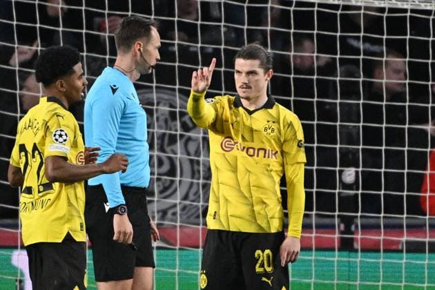 240220 UEFA CL Round of 16 PSV Eindhoven - Borussia Dortmund Marcel Sabitzer of Borussia Dortmund pictured with referee Srdjan Jovanovic after PSV received a penalty during a football game between PSV Eindhoven and Borussia Dortmund during the 1st leg of the Round of 16 in the UEFA Champions League 2023 - 2024 competition on February 20, 2024 in Eindhoven, The Netherlands. (Photo by Maarten Straetemans Isosport) EINDHOVEN The Netherlands  Copyright: xx 440863