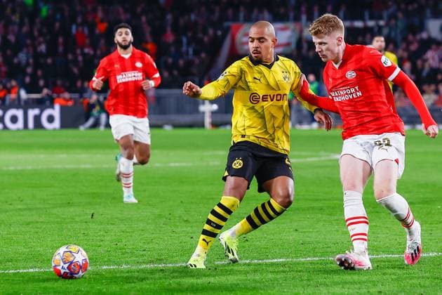 EINDHOVEN, 20-02-2024, Philips Stadium, UEFA Champions League season 2023 24, match between PSV and Borussia Dortmund, Borussia Dortmund player Donyell Malen and PSV player Jerdy Schouten PSV - Borussia Dortmund  x24345060x Copyright: