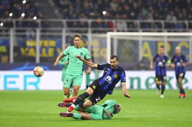 February 20, 2024, Milan, Lombardy, Italy: ANTOINE GRIEZMANN of Atletico Madrid aerial slide tackles in the UEFA Champions League Round of 16 first leg game between Inter Milan and Atletico Madrid at Stadio Giuseppe Meazza in Milan, Italy Milan Italy - ZUMAc179 20240220_zep_c179_011 Copyright: xMickaelxChavetx