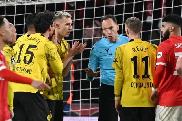 240220 UEFA CL Round of 16 PSV Eindhoven - Borussia Dortmund referee Srdjan Jovanovic pictured after PSV received a penalty during a football game between PSV Eindhoven and Borussia Dortmund during the 1st leg of the Round of 16 in the UEFA Champions League 2023 - 2024 competition on February 20, 2024 in Eindhoven, The Netherlands. (Photo by Maarten Straetemans Isosport) EINDHOVEN The Netherlands  Copyright: xx 440865