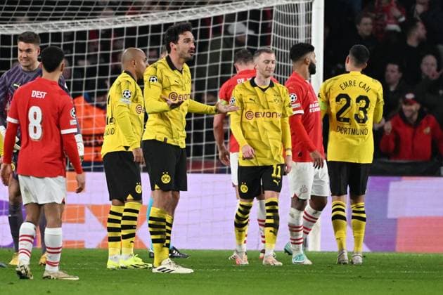 240220 UEFA CL Round of 16 PSV Eindhoven - Borussia Dortmund Mats Hummels of Borussia Dortmund looks dejected after PSV received a penalty during a football game between PSV Eindhoven and Borussia Dortmund during the 1st leg of the Round of 16 in the UEFA Champions League 2023 - 2024 competition on February 20, 2024 in Eindhoven, The Netherlands. (Photo by Maarten Straetemans Isosport) EINDHOVEN The Netherlands  Copyright: xx 440871