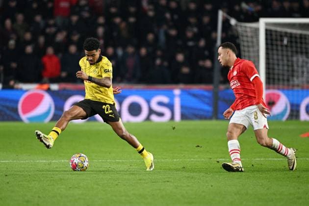 240220 UEFA CL Round of 16 PSV Eindhoven - Borussia Dortmund Ian Maatsen of Borussia Dortmund battles for the ball with Sergino Dest of PSV during a football game between PSV Eindhoven and Borussia Dortmund during the 1st leg of the Round of 16 in the UEFA Champions League 2023 - 2024 competition on February 20, 2024 in Eindhoven, The Netherlands. (Photo by Maarten Straetemans Isosport) EINDHOVEN The Netherlands  Copyright: xx 440883