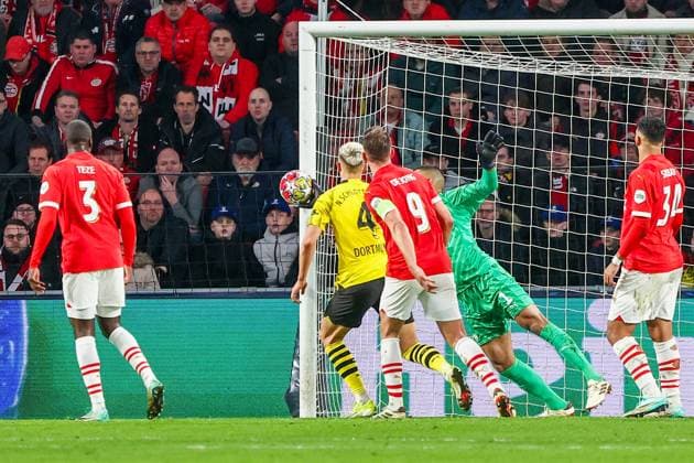 EINDHOVEN, 20-02-2024, Philips Stadium, UEFA Champions League season 2023 24, match between PSV and Borussia Dortmund, safe by PSV goalkeeper Walter Benitez PSV - Borussia Dortmund  x24345227x Copyright: