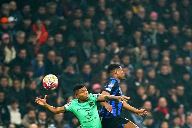 Foto Spada LaPresse 20 febbraio 2024 - Milano , Italia - calcio - Fc Inter Vs Atletico Madrid - Champions League 2023 2024 - Stadio San Siro Nella foto:Denzel Dumfries (FC Inter);; samuel lino (atletico madrid ) February 20 , 2024 Milan , Italy - sport, calcio - Fc Inter Vs Atletico Madrid - Champions League 2023 2024 - San Siro Stadium . In the pic : Denzel Dumfries (FC Inter);; samuel lino (atletico madrid )  Copyright: xSpada LaPressex