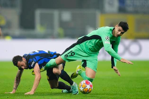 FC Internazionale v Atletico Madrid: Round of 16 First Leg - UEFA Champions League 2023 24 Hakan Calhanoglu Defensive Midfield of Inter and Turkey and Alvaro Morata centre-forward of Atletico de Madrid and Spain compete for the ball during the UEFA Champions League 2023 24 round of 16 first leg match between FC Internazionale and Atletico Madrid at Stadio Giuseppe Meazza on February 20, 2024 in Milan, Italy. Milan Italy  Copyright: xJosexBretonx originalFilename:breton-fcintern240220_npGln.jpg