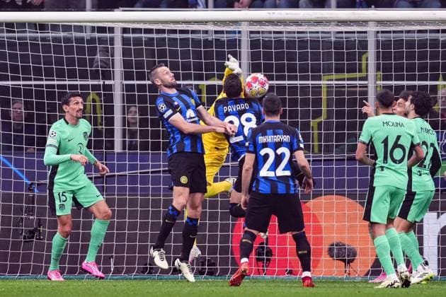MILAN, ITALY FEBRUARY 20 Benjamin Pavard of Inter fights for the ball with against goalkeeper Jan Oblak of Atletico de Madrid during the UEFA Champions League 2023 24 round of 16 first leg match between FC Internazionale and AtlÃ tico Madrid at Stadio Giuseppe Meazza on February 20, 2024 in Milan, Italy Milan Stadio Giuseppe Meazza Italy Copyright: xJustPictures.ch JarixPestelaccix jp-en-EuSpIm-JPH09464-20240220