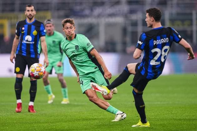 MILAN, ITALY FEBRUARY 20 Marcos Llorente of Atletico de Madrid L against Benjamin Pavard of Inter R during the UEFA Champions League 2023 24 round of 16 first leg match between FC Internazionale and AtlÃ tico Madrid at Stadio Giuseppe Meazza on February 20, 2024 in Milan, Italy Milan Stadio Giuseppe Meazza Italy Copyright: xJustPictures.ch JarixPestelaccix jp-en-EuSpIm-JPH09486-20240220