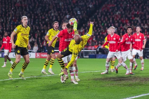 20 02 2024, Football, Season 2023 2024, UEFA Champions League, Round of 16, Round 1, PSV Eindhoven Borussia Dortmund, Donyell Malen Borussia Dortmund attempts a bicycle kick and hits Oliver Boscagli PSV Eindhoven on the head, Eindhoven Philips Stadion North Brabant Netherlands xRHR PHOTO DEx Copyright: DennisxEwert RHR-FOTOx RHR-FOTO DE