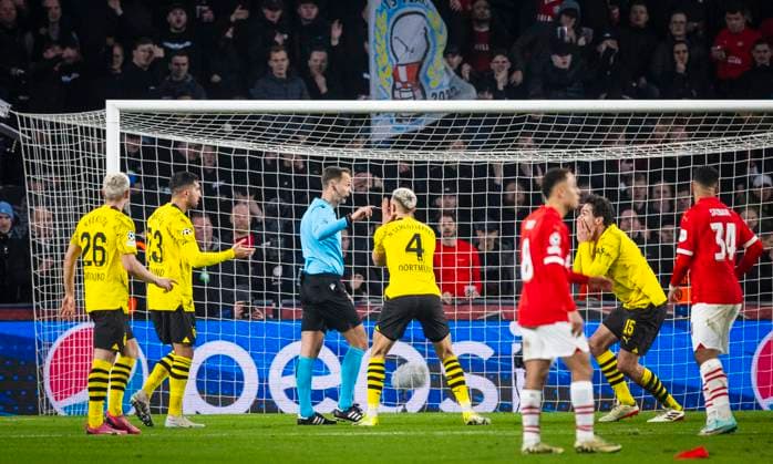 Eindhoven, Netherlands 20th Feb 2024 Referee Srdjan Jovanovic awards penalty to Mats Hummels BVB PSV Eindhoven Borussia Dortmund 20 02 2024