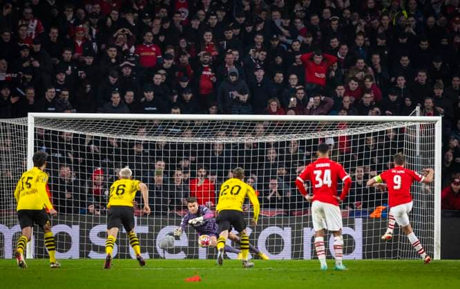 Eindhoven, Netherlands 20th Feb 2024 Goal for 1 1 from a penalty by Luuk de Jong Eindhoven against goalkeeper Alexander Meyer BVB PSV Eindhoven Borussia Dortmund 20 02 2024